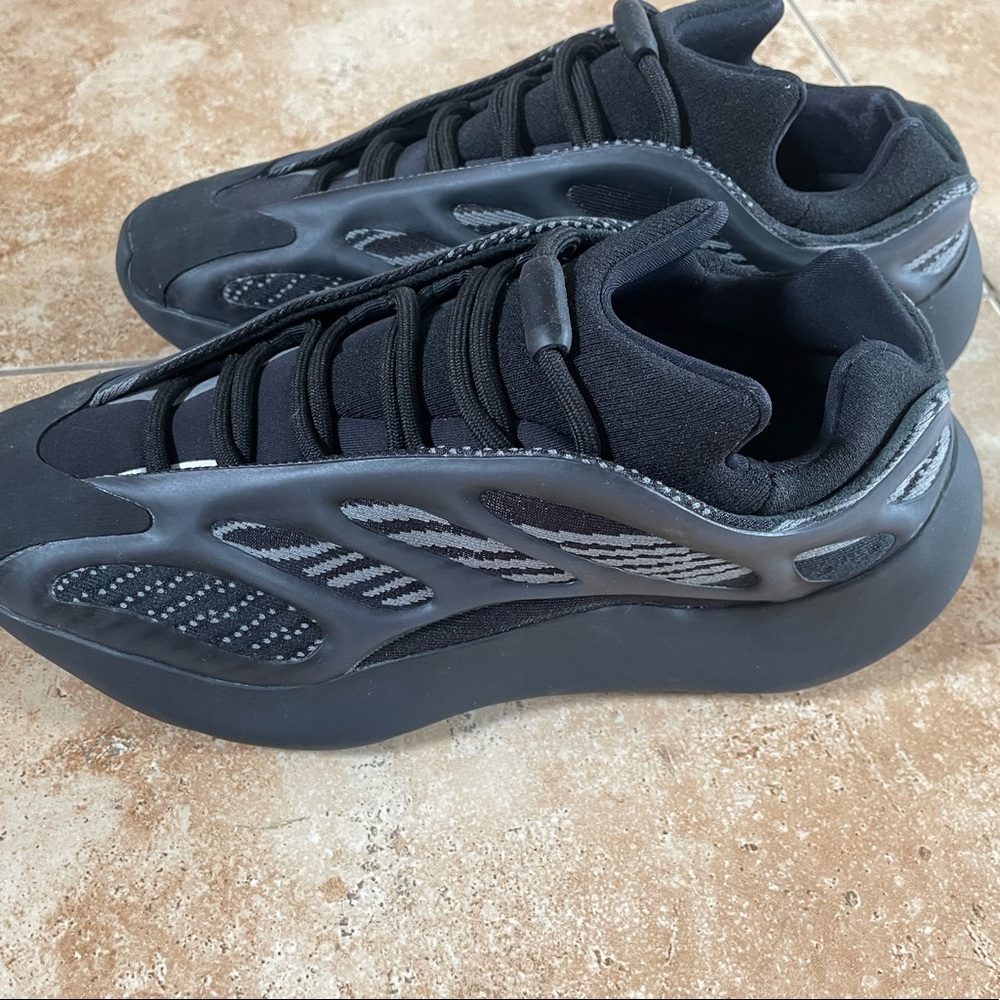 SOLD ******YEEZY 700 V3 DARK GLOW , SIZE 9 , NEGOTIABLE